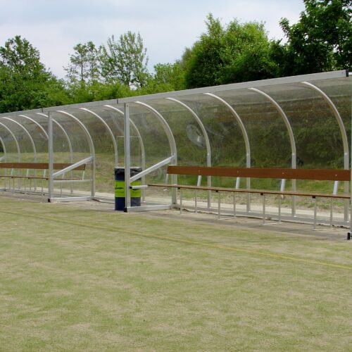 Dugout model 170 38 Een speciale uitvoering van deze fraaie dug-outs. 2 stuks van 5 meter, met daartussen 2 meter voor droog materiaal-opslag.