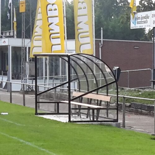 Dug out model 180 31 Onze extra diepe dugouts uit de DO180-serie, voorzien van FSC hardhouten zittingen. Volledig gelaste aluminium dug outs, waarbij hier is gekozen voor poedercoating in een zwarte ral kleur.