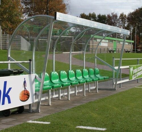 Dug outs uit de DO190-serie. Een sieraad voor uw sportvereniging. Volledig gelaste aluminium dug out. Hier afgebeeld dugout met kunststof kuipzitjes. Leverbaar in lengtes van 3 t/m 6 meter.