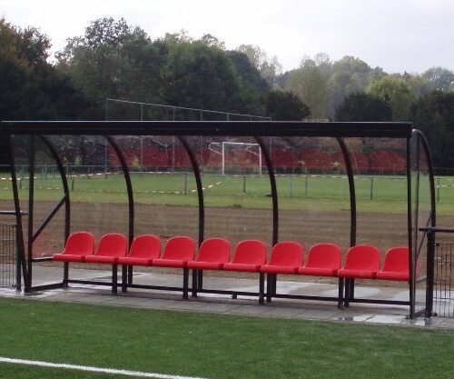 Dug out model 195 15 Dugouts model DO195 kunnen desgewenst in iedere ral kleur gepoedercoat worden. Ideale dug out voor hoofdvelden.