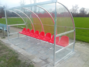 Dug-outs met uv slagvast polycarbonaat en volledig ge;ast aluminium.