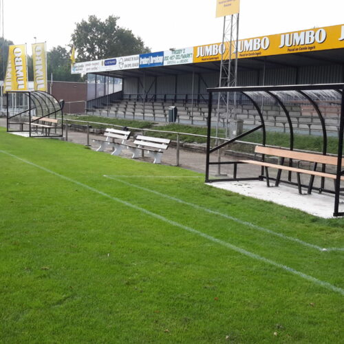 Dug out model 180 33 Dug out model DO180. Extra diep, dus extra comfort voor uw coach en reservespelers. Afgebeeld in diepzwart ral 9005