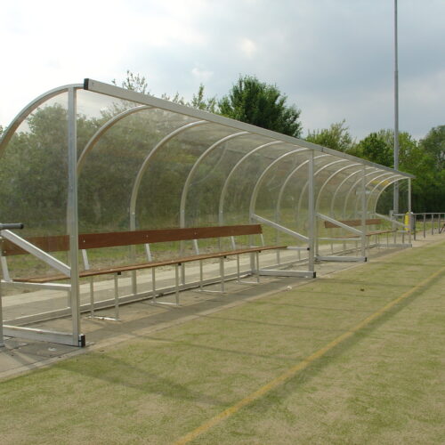 Dugout model 170 35 Dug-outs model 170. Afgebeeld 2 dug-outs van 5 meter met daartussen 1 van 2 meter voor materiaal opslag.