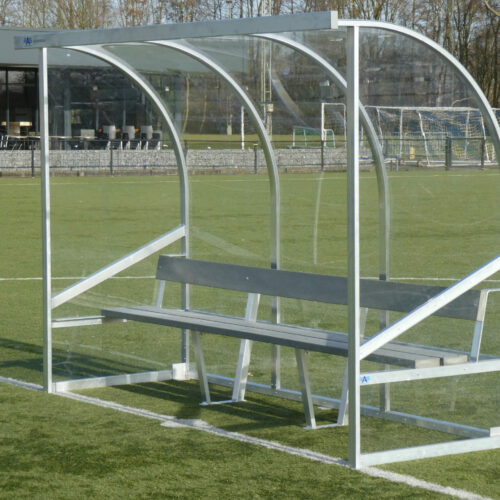 Dugout model 170 49 Robuuste aluminium dugouts kopen met slagvast dubbelzijdig UV-bestendig polycarbonaat van 3 mm dikte, perfect voor voetbalvelden en voorzien van een eenvoudige montage met 5 jaar garantie op de constructie.