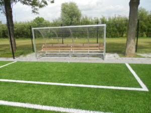Dugouts DO160, lengte 4 meter. Uitgevoerd met FSC-hardhouten zittingen. Topproduct.