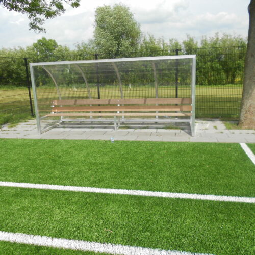 Dug outs model 160 24 Dugouts DO160, lengte 4 meter. Uitgevoerd met FSC-hardhouten zittingen. Topproduct.