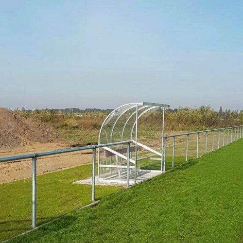 Dugout model 170 41 Onze DO170 dugout in de 3 meter uitvoering. (Ook voor de veldafscheiding, het leun-hekwerk kunt u bij ons terecht).