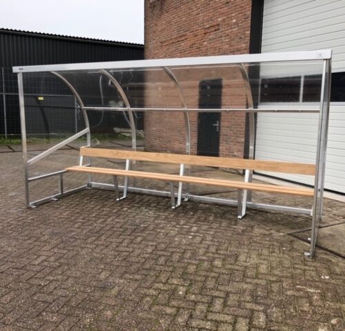 Dug out model 180 40 Deze fraaie dug-outs zijn absoluut een aanwinst voor iedere sportaccommodatie. Afgebeeld lengte 4 meter. Deze dug outs kunnen desgewenst in bijna iedere ral kleur geleverd worden.