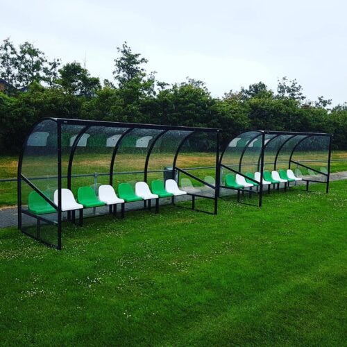Dug out model 180 34 Onze DO 180-serie dugouts bij Stavoren. Hier is gekozen voor de 4 meter uitvoering met het frame gecoat ral 9005 en de zitjes in clubkleuren. Extra diepe dug-outs = extra comfort.