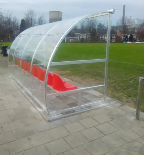 Dug outs model 160 23 Ook dug-out DO160 is aan de achterzijde voorzien van een lucht-inlaat, zodat het aangenaam vertoeven is in deze extra diepe dugouts