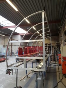De productie van een 6 meter dugout, met 12 stoeltjes uit het PSV-stadion.