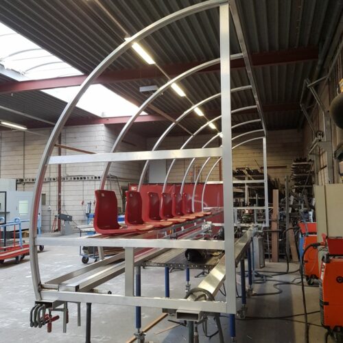 Dug outs model 160 22 De productie van een 6 meter dugout, met 12 stoeltjes uit het PSV-stadion.