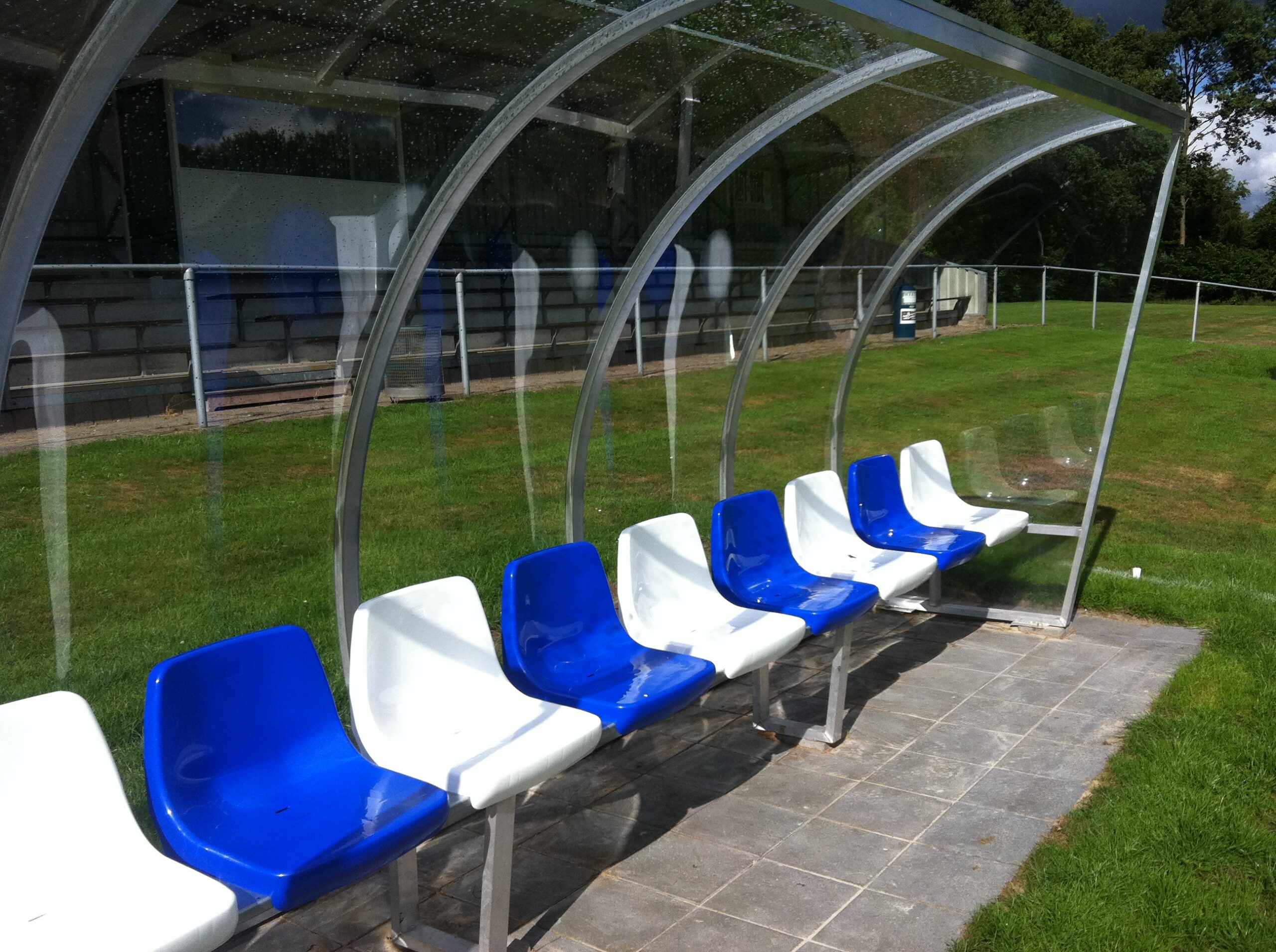 Tribune- dugout zitjes 3 Onze kuipstoeltjes hier afgebeeld in onze dugout model DO150.