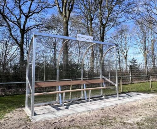 Dugout model 170 51 Onze voetbal dugouts zijn volledig gelast en afgewerkt met helder, slagvast polycarbonaat waardoor ze bestand zijn tegen weer en wind en ideaal als comfortabele zitplaats voor spelers en coaches.