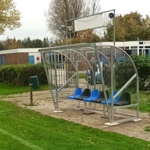 Dug out model 195 22 Dugout DO195 lengte 3 meter met zwarte en blauwe kuipzitjes. Deze staat bij vv Eems
