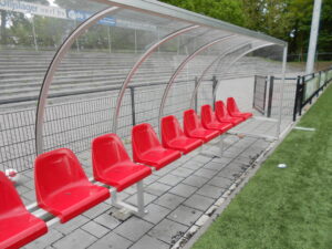Dugout DO160, riante dug-outs. Hier uitgevoerd met rode kuipstoeltjes. Verrassend voordelig en bijzonder degelijk en duurzame dug-outs