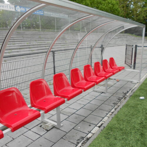 Dug outs model 160 18 Dugout DO160, riante dug-outs. Hier uitgevoerd met rode kuipstoeltjes. Verrassend voordelig en bijzonder degelijk en duurzame dug-outs