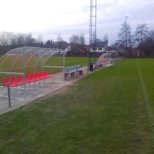Dug outs model 160 20 Dugouts DO160. Helaas is de foto genomen met slecht weer. Maar het zijn absoluut top dug-outs!