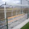 Dugout model 170 32 Dugouts model DO170. Deze staan al jarenlang bekend om hun robuustheid. Een aluminium dug out met een uitstekende prijs- kwaliteitsverhouding. Afgebeeld de 4 meter uitvoering van deze dug out met FSC houten zitplanken.