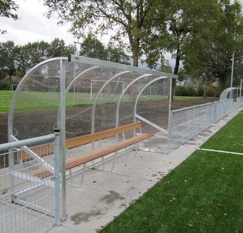 Dugout model 170 40 Voetbal Dug-out DO170. Afgebeeld de 4 meter uitvoering met FSC-zitplanken