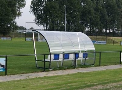 Dugout voetbal model 150 54 Dugout DO150, lengte 4 meter met blauw en witte kuipstoeltjes.