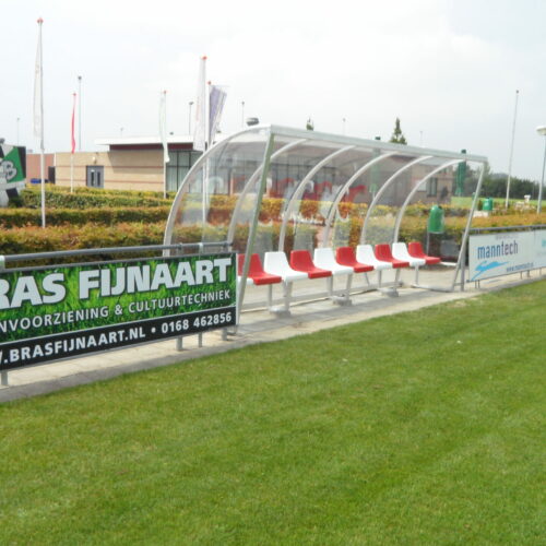 Dugout voetbal model 150 58 Dugouts van SKWshop staan garant voor jarenlang onbezorgd gebruik. Onze dug-outs zijn eenvoudig zelf te plaatsen, maar ook dit kunnen wij voor u verzorgen