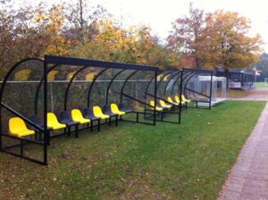 Onze DO180 dug-outs. Lengte 5 meter, uitgevoerd in een diep-zwarte coating met kuipstoeltjes. Absoluut top dugouts