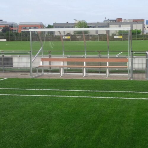 Dug out model 180 29 Aluminium dugouts DO180. Lengte 4 meter. Uitgevoerd in aluminium naturel (geanodiseerd). Dugouts met extra comfort voor uw reservespelers.
