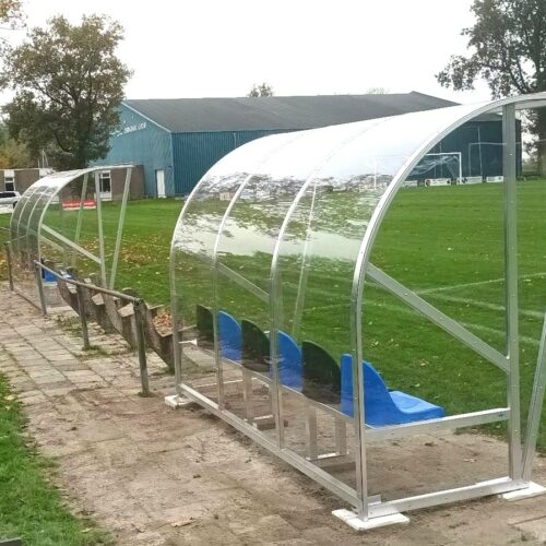 Dug out model 195 24 Gelast aluminium, afgewerkt met 3mm uv-bestendig slagvast polycarbonaat. Dug-outs model DO195, een aanwinst voor iedere sportaccommodatie
