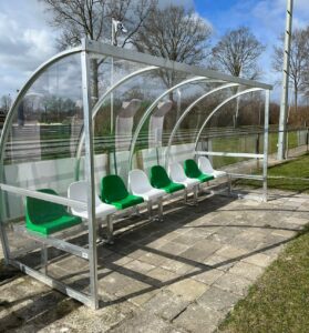 Dug-outs model DO160, voor de zitjes heeft u de keuze uit diverse kleuren en ook kunt u kiezen voor dugouts met FSC zitplanken.