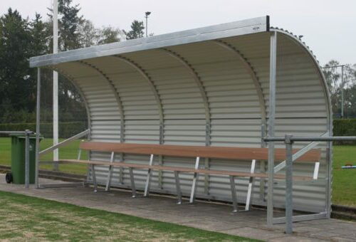 Dugout model 170 56 Hier is de achterwand van de dugout uitgevoerd met golfplaat zodat de spelers niet in de zon zitten.
