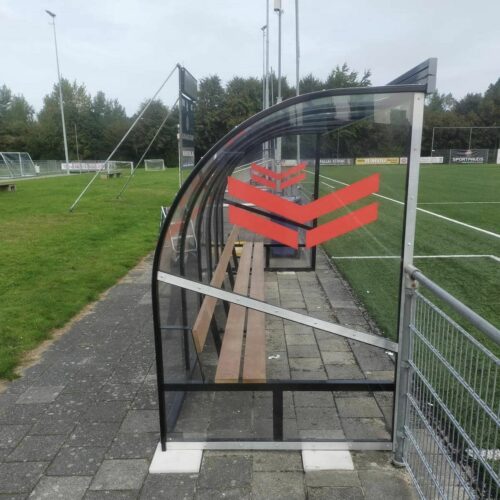 Dug out model 180 47 Onze dug-out model DO180, deze dug-outs zijn door de vereniging beplakt met hun sponsorlogo. Dug-out DO 180, maatwerk vakwerk. Diverse lengtes leverbaar.