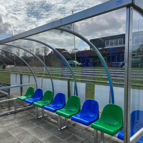 Dug outs model 160 25 De bij vv TLC (Leek) geleverde dug-outs, lengte 4 meter met groene=en blauwe zitjes (de clubkleuren)