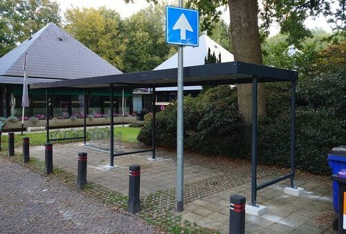 Fietsoverkapping Leipzig – Budgetvriendelijk & Schakelbaar 100 Het bewijs dat droog fietsparkeren ook met een klein budget mogelijk is. Onze Leipzig fietsoverkappingen, duurzaam en voordelig! Afgebeeld lengte 8.6m.