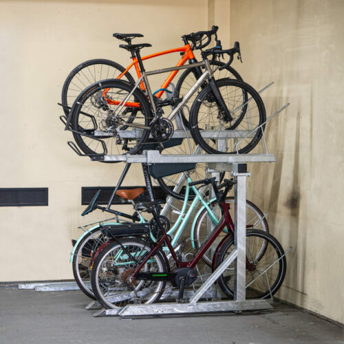 Tweelaags fietsenrekken 25 Bescherm uw fiets tegen diefstal en beschadiging met de Pro2Tier+. Geïntegreerde slotbevestigingspunten en stabiele beugels maken veilig parkeren eenvoudig en betrouwbaar.