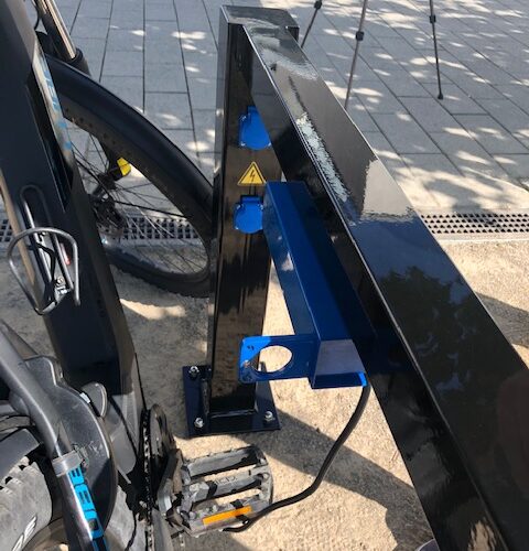 Fietsnietje Marion 13 Efficiënt opladen voor iedere fietser: De Marion aanleunbeugel biedt twee laadpunten en is uitgerust met een houder voor het laadapparaat, zodat je E-bike altijd op de juiste plek opgeladen wordt.
