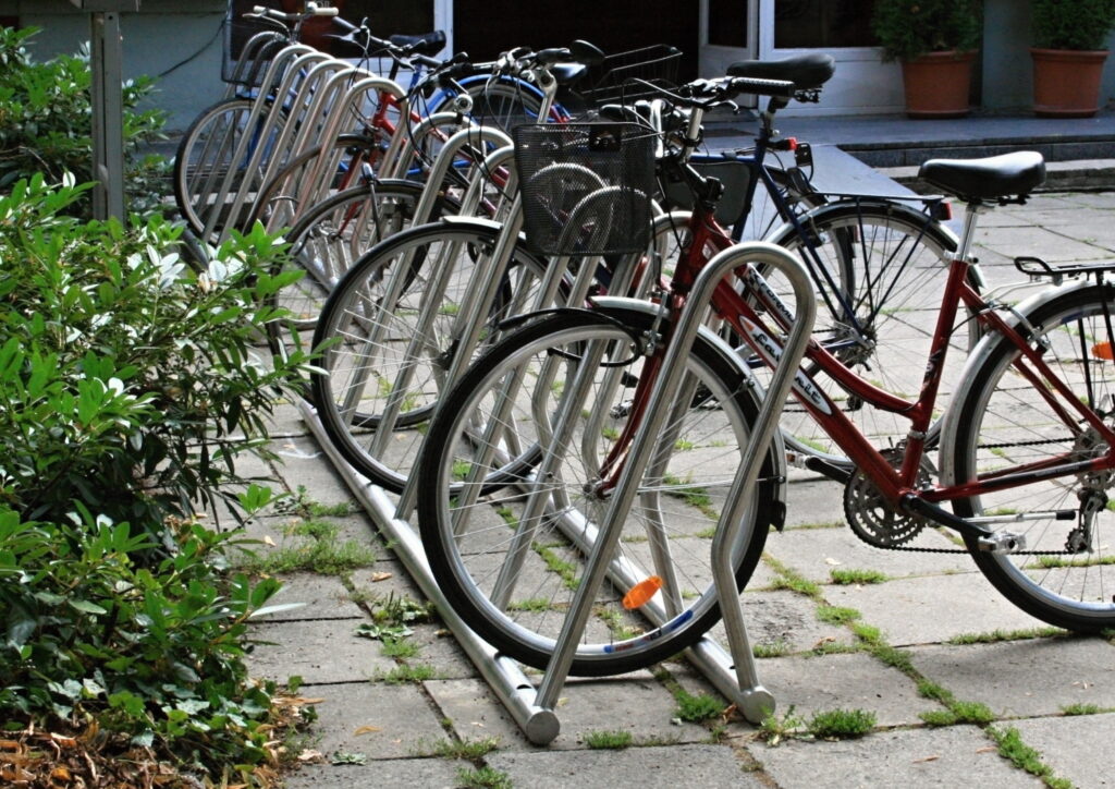 Welk fietsenrek voor e-bike, fatbike, bakfiets of brede banden? 1 Fietsenrek model Loop in luxe RVS-uitvoering met stabiele wielondersteuning