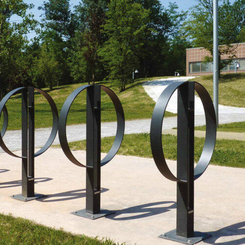 Fietsenrek VIP en Brasil 17 Duurzaam en robuust: bestand tegen alle weersomstandigheden. Stijlvol design: past perfect in zowel moderne als klassieke omgevingen. Eenvoudig te monteren: met keuze voor voetplaat of inbetonnering.