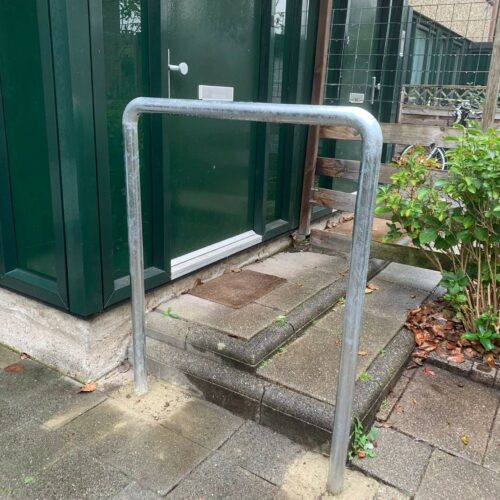 Fietsnietje 48 mm rond 47 De standaard uitvoering van de aanleunbeugel heeft een thermisch verzinkt staal profiel van ø48 x 2,5 mm.