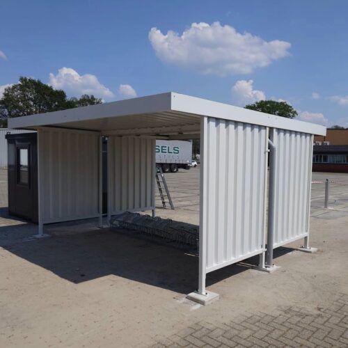 Fietsoverkapping Leipzig – Budgetvriendelijk & Schakelbaar 108 Dankzij het modulaire systeem met uitbreidbare aanbouwdelen kiest u zelf de grootte en uitvoering van uw fietsoverkapping Leipzig, afgestemd op uw situatie. De afgebeelde is ideaal voor ca 20 fietsen.