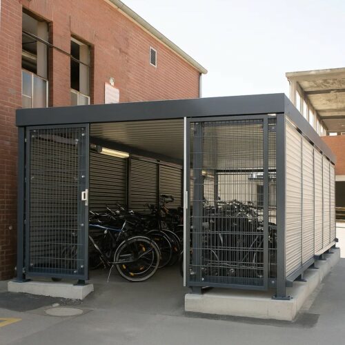 Afsluitbare fietsenstalling Center 33 De fietsenberging Center in RAL 7016 met schuifdeuren biedt niet alleen gebruiksgemak, maar ook extra veiligheid door afsluitbaarheid en stevige wandconstructie.