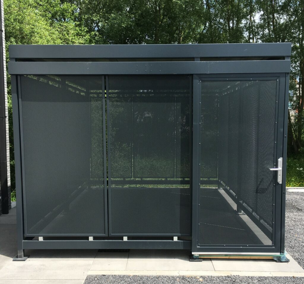 Hoe beveilig je een fietsenstalling tegen diefstal? 7 Gesloten fietsenberging Hagen 4x3m. uitgevoerd EEn degelijke en zeer luxe, degelijke afsluitbare fietsoverkapping. Als het ook gewoon mooi mag zijn.