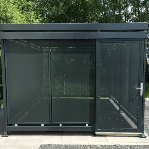 Fietsoverkapping Hagen – Luxe Design & Maatwerk 81 Gesloten fietsenberging Hagen 4x3m. uitgevoerd EEn degelijke en zeer luxe, degelijke afsluitbare fietsoverkapping. Als het ook gewoon mooi mag zijn.