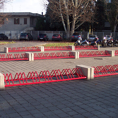 Fietsenrek Alfa 21 Fietsenrek Alfa. Ideale fietsenrekken voor de openbare en semi-openbare ruimte. Door de betonvoeten geen verankering nodig.