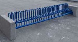 Fietsenrek model Gamma 30 Fietsenrekken met een bijzonder fraai uiterlijk en zeer voordelig. Afgebeeld fietsenrek Gamma, blauw gecoat, in deuitvoering met 9 fietsplekken.