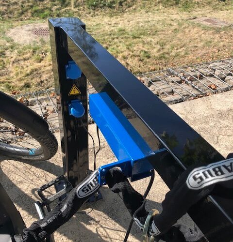 Fietsnietje Marion 14 Fiets aanleunbeugels met geïntegreerde E-laders. Kleur zwart.