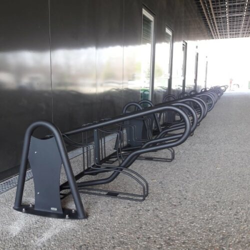 Fietsenrek Recoaro 10 Het fietsenrek is verzinkt en gepoedercoat, wat het bestand maakt tegen weersinvloeden en roest. Daarnaast is het leverbaar in diverse RAL-kleuren, zodat het fietsenrek perfect past bij elke omgeving.Fiestparkeren op zijn mooist!