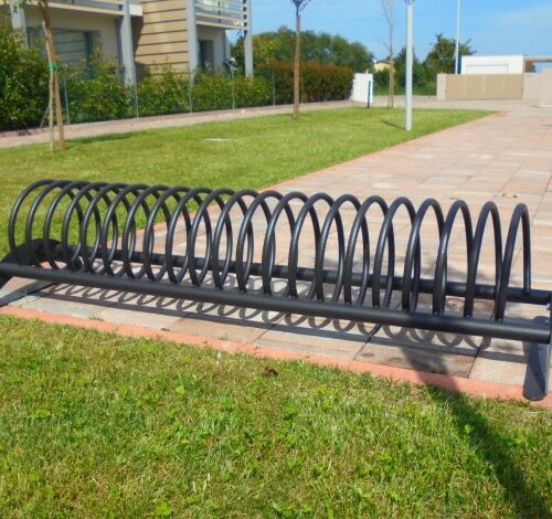 Design fietsenrek spiraalvorm in buitenruimte
