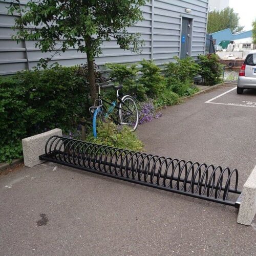 Fietsenrekken model Spirit Concrete 39 Fietsenrek Spirit Concrete met de vierkante betonnen zij-steunen. De spiraal gecoat in diepzwart, uitvoering 9 fietsplekken.