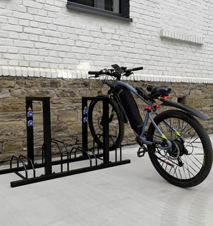 Fietsenrek met aanleunbeugel en geïntegreerde E-bike laadpunten voor bedrijven en openbare ruimtes